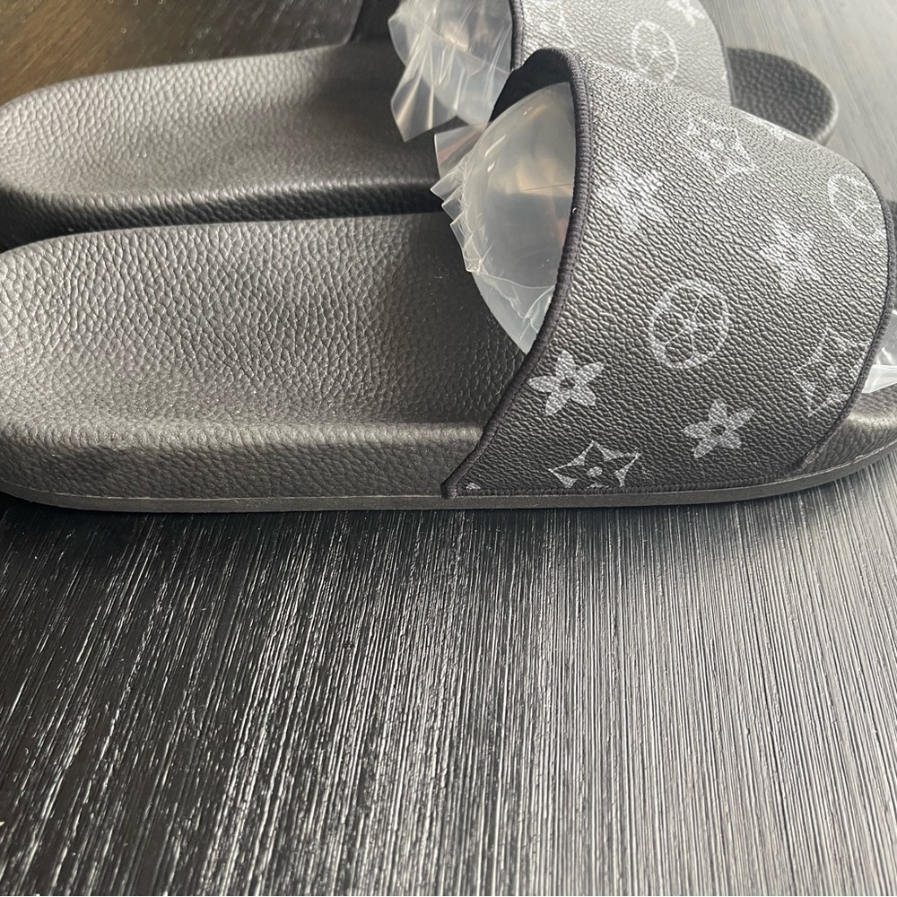 Classic sides with Black and Gray monogram size 45 EU Slide Sandals - Picture 7 of 9